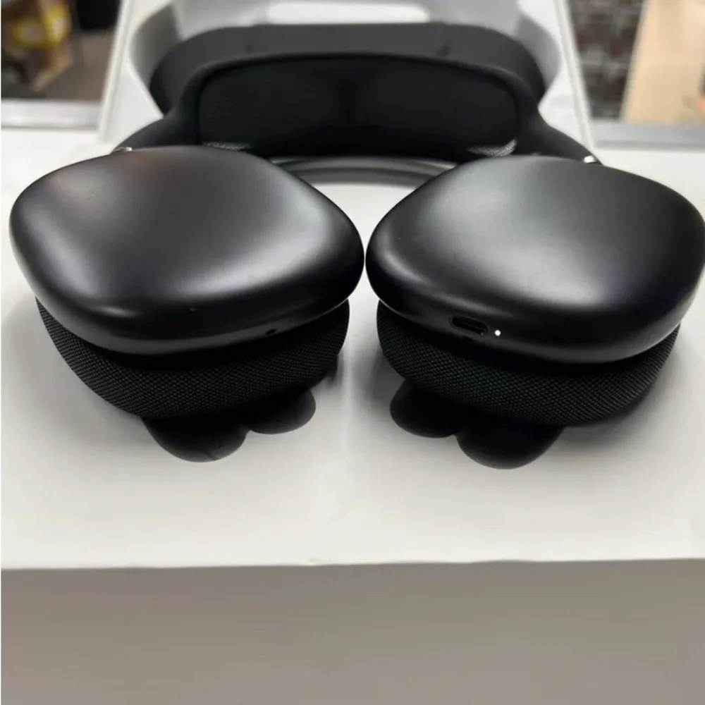 Apple Black VR Headset with Ergonomic Design and Matte Finish
